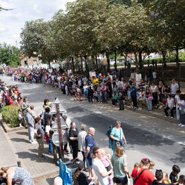Chaude journée pour accueillir la flamme olympique ce dimanche 21 juillet!Dès le matin, vous étiez 1500 avec les associations et clubs de la ville, pour parader dans les rues de Villejuif, aux couleurs des anneaux, jusqu'au parc des Hautes-Bruyères, afin de profiter des animations, jeux, spectacles en attendant le passage des relayeurs.Dans les rues de Villejuif, des milliers d'habitants étaient massés tout le longe des 4km du parcours entre l'institut Gustave Roussy et le MAC VAL Musée d'Art Contemporain du Val-de-Marne de Vitry-sur-Seine! [photos Sylvie Grima, Xiwen Wang, Lucile Cubin, direction de la Communication]