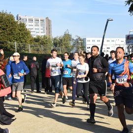 Une grande fête du sport avec près de 1500 coureur·se·s sur les 5/10km, courses jeunes et familles.Les vainqueurs des 10km ont battu le record de l'épreuve, avec la 8e meilleure performance mondiale chez les femmes!1700 euros ont été reversés à l’association Une maison au cœur de la vie, qui vient en aide aux familles dont les enfants sont hospitalisés à l’Institut Gustave-Roussy. Un grand merci aux 150 bénévoles, aux associations villejuifoises, et à tous les services de la ville.[Photos ©Anja Simonet / ©Raphaël Garnier]