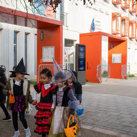 Petits monstres, savants fous, sorcières ou artistes en herbe s'en sont donnés à coeur joie pendant ces vacances d'automne. Entre ateliers, spectacles, bal, pas le temps s'ennuyer...