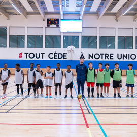 Le tournoi solidaire de Noël au profit des associations 94e Rue, Binkadi-so et Yacine Adli a encore été un franc succès cette année. Sur 3 jours, près de 1130 jeunes de 10 à 25 ont pu s'affronter sur le terrain de la halle Colette-Besson. Les matchs furent intenses mais le fair-play était aussi mis en valeur puisque des trophées ont été attribués aux joueurs et aux équipes représentant le plus les valeurs du sport![photos Sylvie Grima / Xiwen Wang]