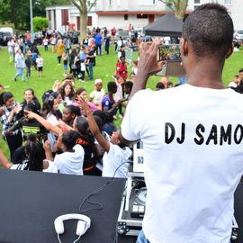 Samedi 22 juin, la jeunesse de Villejuif s'est réuni au 44 rue Jean-Mermoz autour d'un barbecue, concert, DJ, et animations pour une grande fête!