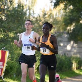 Une grande fête du sport avec près de 1500 coureur·se·s sur les 5/10km, courses jeunes et familles.Les vainqueurs des 10km ont battu le record de l'épreuve, avec la 8e meilleure performance mondiale chez les femmes!1700 euros ont été reversés à l’association Une maison au cœur de la vie, qui vient en aide aux familles dont les enfants sont hospitalisés à l’Institut Gustave-Roussy. Un grand merci aux 150 bénévoles, aux associations villejuifoises, et à tous les services de la ville.[Photos ©Anja Simonet / ©Raphaël Garnier]