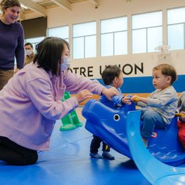 Pour donner aux parents la possibilité de faire du sport sans organiser la garde des enfants, le service des Sports donne rendez-vous aux familles de 9h à 12h, un samedi par mois: renforcement musculaire, Pilates, step, Zumba, pour les adultes... et escalade ou jeux de plein air pour les enfants de 3 à 11 ans.[Photos Sylvie Grima]