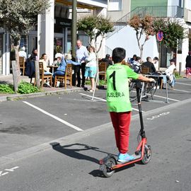 A pied, à vélo, en trottinette, en roller ou en poussette... ce dimanche 18 septembre, la Journée sans voiture a permis aux Villejuifois et Villejuifoises de tous âges de profiter des rues du centre-ville en toute sécurité et sérénité.[Photos Anja Simonet]