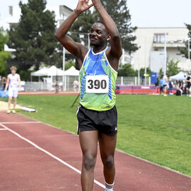Plus de 500 athlètes ont répondu présents pour transpirer sous les premières chaleurs du printemps et les efforts fournis sur la piste du stade Louis Dolly ce samedi 26 avril. Un nouveau succès pour cette 8e édition du Meeting d'Athlétisme, un évènement organisé par l'ASFI Villejuif Athlétisme et ses nombreux bénévoles, avec la Ville de Villejuif. [photos Lucile Cubin]