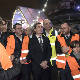 Des milliers de curieux se sont retrouvés autour du puits de la future gare pour découvrir les tunneliers et profiter des animations: ateliers, mise en lumière, spectacle pyrotechnique, live électro et gigot-bitume.