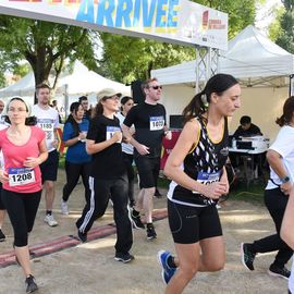 Une grande fête du sport avec près de 1500 coureur·se·s sur les 5/10km, courses jeunes et familles.Les vainqueurs des 10km ont battu le record de l'épreuve, avec la 8e meilleure performance mondiale chez les femmes!1700 euros ont été reversés à l’association Une maison au cœur de la vie, qui vient en aide aux familles dont les enfants sont hospitalisés à l’Institut Gustave-Roussy. Un grand merci aux 150 bénévoles, aux associations villejuifoises, et à tous les services de la ville.[Photos ©Anja Simonet / ©Raphaël Garnier]