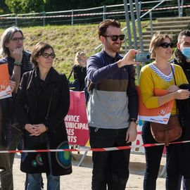 Une grande fête du sport avec près de 1500 coureur·se·s sur les 5/10km, courses jeunes et familles.Les vainqueurs des 10km ont battu le record de l'épreuve, avec la 8e meilleure performance mondiale chez les femmes!1700 euros ont été reversés à l’association Une maison au cœur de la vie, qui vient en aide aux familles dont les enfants sont hospitalisés à l’Institut Gustave-Roussy. Un grand merci aux 150 bénévoles, aux associations villejuifoises, et à tous les services de la ville.[Photos ©Anja Simonet / ©Raphaël Garnier]