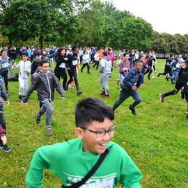 Le 9 mai, les collégiens ont couru dans le parc des Hautes Bruyères au profit de l'association Action Contre la Faim.Les élèves devaient rechercher des parrains (familles, voisins, proches, etc) qui les sponsorisent pour la course, en fonction du nombre de tours effectués!