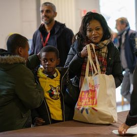 Une centaine de nouveaux Villejuifois, parmi lesquels de nombreuses jeunes familles, se sont retrouvées devant la médiathèque samedi 1er octobre pour visiter leur nouvelle ville (ballade en Tuk-tuk et visite du Théâtre...), recevoir leur kit de bienvenue et rencontrer leurs élu·e·s et partager leurs problématiques quotidiennes.[Photos Sylvie Grima]