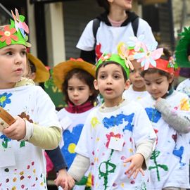 Un carnaval sur le thème du printemps pour les Accueils de Loisirs qui ont défilé dans Villejuif pour mettre de la couleur dans les rues.