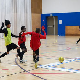 Le tournoi solidaire de Noël au profit des associations 94e Rue, Binkadi-so et Yacine Adli a encore été un franc succès cette année. Sur 3 jours, près de 1130 jeunes de 10 à 25 ont pu s'affronter sur le terrain de la halle Colette-Besson. Les matchs furent intenses mais le fair-play était aussi mis en valeur puisque des trophées ont été attribués aux joueurs et aux équipes représentant le plus les valeurs du sport![photos Sylvie Grima / Xiwen Wang]