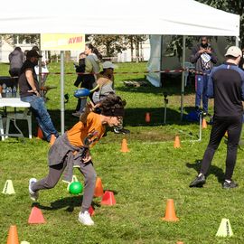 Une grande fête du sport avec près de 1500 coureur·se·s sur les 5/10km, courses jeunes et familles.Les vainqueurs des 10km ont battu le record de l'épreuve, avec la 8e meilleure performance mondiale chez les femmes!1700 euros ont été reversés à l’association Une maison au cœur de la vie, qui vient en aide aux familles dont les enfants sont hospitalisés à l’Institut Gustave-Roussy. Un grand merci aux 150 bénévoles, aux associations villejuifoises, et à tous les services de la ville.[Photos ©Anja Simonet / ©Raphaël Garnier]