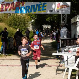 Une grande fête du sport avec près de 1500 coureur·se·s sur les 5/10km, courses jeunes et familles.Les vainqueurs des 10km ont battu le record de l'épreuve, avec la 8e meilleure performance mondiale chez les femmes!1700 euros ont été reversés à l’association Une maison au cœur de la vie, qui vient en aide aux familles dont les enfants sont hospitalisés à l’Institut Gustave-Roussy. Un grand merci aux 150 bénévoles, aux associations villejuifoises, et à tous les services de la ville.[Photos ©Anja Simonet / ©Raphaël Garnier]