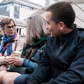 Une centaine de nouveaux Villejuifois, parmi lesquels de nombreuses jeunes familles, se sont retrouvées devant la médiathèque samedi 1er octobre pour visiter leur nouvelle ville (ballade en Tuk-tuk et visite du Théâtre...), recevoir leur kit de bienvenue et rencontrer leurs élu·e·s et partager leurs problématiques quotidiennes.[Photos Sylvie Grima]