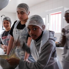 Zoom sur 3 activités enfance et jeunesse:▪️ Surf à Paris▪️ Initiation au pilotage de drones▪️ Sortie à la Ferme Pédagogique[Photos Alex Bonnemaison / Anja Simonet / Xiwen Wang]