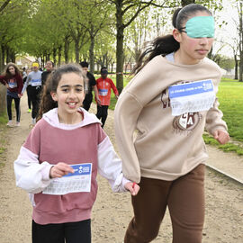 Dans le cadre de la semaine olympique et paralympique, mardi 2 avril, une centaine d’élèves de 6e de 4 collèges de Villejuif ont organisé dans le parc des hautes Bruyères une course en binôme avec un élève-guideur et un élève-guidé, les yeux masqués pour simuler le handicap. La course contre la faim vise à récolter des fonds pour Action contre la faim, pour des projets alimentaires dans le cadre de la solidarité internationale. [photos Lucile Cubin]