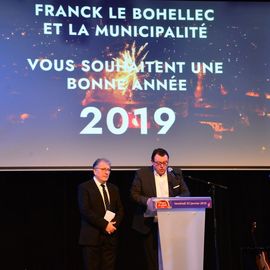 Danse ou spectacle, mais toujours autour d'un repas festif, 2 façons de se retrouver et commencer l'année dans la joie et la convivialité.