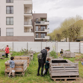 Samedi 6 avril, il n'y avait pas une mais 2 chasses aux œufs à Villejuif: la Chasse aux œufs solidaire du Secours Populaire, dans le parc des Hautes-Bruyères, avec des animations et jeux pour tous toute la journée, avec la participation de la Ludomobile.La chasse aux œufs dans le jardin partagé de la résidence Botanic Parc, un moment de rencontre et d'échanges entre voisins et de découverte du jardin pour certains. [photos Xiwen Wang / Alex Bonnemaison]