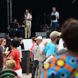 Des centaines de spectateurs massés devant la scène pour chanter avec Lisandro Cuxi, François Feldman etJoniece Jamison, danser avec le Staries Show ou applaudir le travail des musiciens et danseurs la MPT Gérard-Philipe et des Conservatoires.