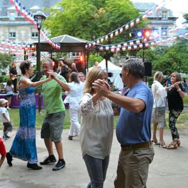 La liesse populaire du 13 juillet à Villejuif avec la guinguette, le bal variétés et le feu d'artifice de retour au parc Pablo Neruda.