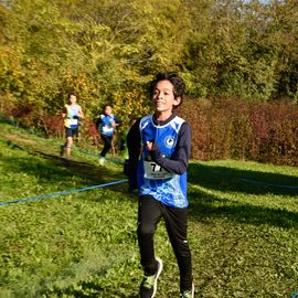 Dimanche 13 novembre, l'ASFI Villejuif Athlétisme organisait son 1er cross à destination des jeunes, au Parc Départemental des Hautes Bruyères. Pour cet évènement sportif, 17 clubs ont fait le déplacement avec plus de 500 athlètes âgé·e·s de 6 à 14 ans (catégorie Eveils à Minimes) ! [Photos Lucile Cubin]