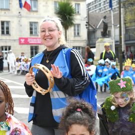 Un carnaval sur le thème du printemps pour les Accueils de Loisirs qui ont défilé dans Villejuif pour mettre de la couleur dans les rues.