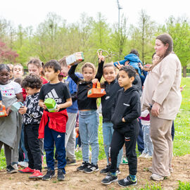 Samedi 6 avril, il n'y avait pas une mais 2 chasses aux œufs à Villejuif: la Chasse aux œufs solidaire du Secours Populaire, dans le parc des Hautes-Bruyères, avec des animations et jeux pour tous toute la journée, avec la participation de la Ludomobile.La chasse aux œufs dans le jardin partagé de la résidence Botanic Parc, un moment de rencontre et d'échanges entre voisins et de découverte du jardin pour certains. [photos Xiwen Wang / Alex Bonnemaison]