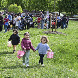 Retour en images sur ces 2 semaines de vacances de printemps, avec notamment la chasse aux œufs du Secours populaire et celle des accueils de loisirs à la ferme urbaine, le Mois des cuisines du Monde et les activités jardinage, bricolage, cirque... dans les MPT. [Photos Direction de la Communication / Lucile Cubin / Xiwen Wang]