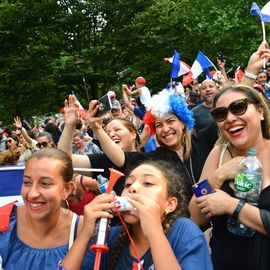 Des centaines de fans se sont réunis pour soutenir l'équipe de France en finale de la Coupe du Monde de foot et vibrer avec eux jusqu'au titre mondial !