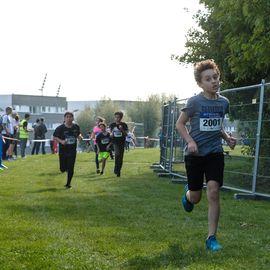 Une grande fête du sport avec près de 1500 coureur·se·s sur les 5/10km, courses jeunes et familles.Les vainqueurs des 10km ont battu le record de l'épreuve, avec la 8e meilleure performance mondiale chez les femmes!1700 euros ont été reversés à l’association Une maison au cœur de la vie, qui vient en aide aux familles dont les enfants sont hospitalisés à l’Institut Gustave-Roussy. Un grand merci aux 150 bénévoles, aux associations villejuifoises, et à tous les services de la ville.[Photos ©Anja Simonet / ©Raphaël Garnier]