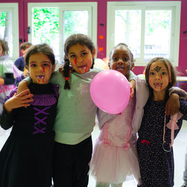 Petits monstres, savants fous, sorcières ou artistes en herbe s'en sont donnés à coeur joie pendant ces vacances d'automne. Entre ateliers, spectacles, bal, pas le temps s'ennuyer...