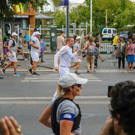 Sportifs amateurs, entrepreneurs, para-athlètes... ils étaient 15, sur la portion villejuifoise du parcours, à se relayer pour porter la flamme olympique des Jeux de Paris 2024.  [photos Sylvie Grima, Xiwen Wang, Lucile Cubin, direction de la Communication]