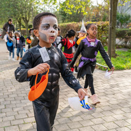 Petits monstres, savants fous, sorcières ou artistes en herbe s'en sont donnés à coeur joie pendant ces vacances d'automne. Entre ateliers, spectacles, bal, pas le temps s'ennuyer...