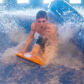 Zoom sur 3 activités enfance et jeunesse:▪️ Surf à Paris▪️ Initiation au pilotage de drones▪️ Sortie à la Ferme Pédagogique[Photos Alex Bonnemaison / Anja Simonet / Xiwen Wang]