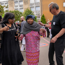 Samedi 17 mai, l’Hôpital Paul Brousse proposait un moment festif ouvert à tous : la fête de la gériatrie.L’occasion pour les patients et leurs familles de se partager un après-midi riche en rencontres et animations : parcours olympique, tir à l’arc, animation musicale, jeux en bois, maquillage, coiffure.. mais aussi buvette, brocante, tombola, stands d’artisanat et buvette ! [photos Xiwen Wang]