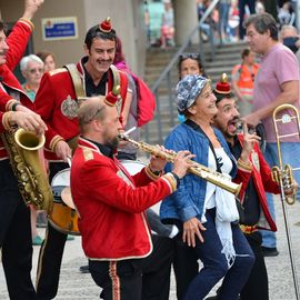 Des trapézistes renversants, une clown malicieuse, un quatuor de comédiens irrésistibles, des équilibristes dresseurs de poules et une fanfare déjantée.