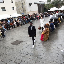 Les jeunes talents Villejuifois, Ted et Roby Kipré, ont présenté leurs créations, 20 looks inédits, au cours d'un défilé dans la ville.