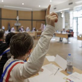 Le Conseil municipal des enfants 2022 est installé: ils sont en CE2, CM1 et CM2 et sont les nouveaux membres du Conseil municipal des enfants. Mercredi 2 février, ils étaient 22 à l'occasion de leur séance d'installation avec le Maire, les élues à l'éducation, la petite enfance et à la participation citoyenne. [Photos Alex Bonnemaison]