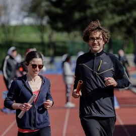 296 tours de piste bouclés lors du relais solidaire au stade Louis Dolly où des centaines de bénévoles, parents et enfants se sont rassemblés pour courir ensemble et découvrir de nouvelles activités sportives, sous le signe de la solidarité et de l’entraide.[Photos Alexandre Bonnemaison]