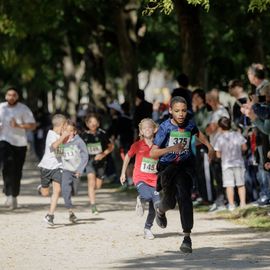 Avec près de 800 coureur·se·s et marcheur·se·s le matin et autant de jeunes et de familles l'après-midi, cette 34e édition a été de nouveau un événement sportif majeur à Villejuif et une journée de fête dans le parc des hautes-Bruyères baigné par le soleil d'automne !