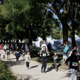 Avec près de 800 coureur·se·s et marcheur·se·s le matin et autant de jeunes et de familles l'après-midi, cette 34e édition a été de nouveau un événement sportif majeur à Villejuif et une journée de fête dans le parc des hautes-Bruyères baigné par le soleil d'automne !