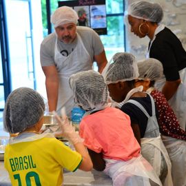 Des dizaines d'élèves d'élémentaires réunis pour la désormais traditionnelle Disco-soupe! Le principe: cuisiner à partir d'aliments invendus récupérés auprès des commerçants de la Ville. 