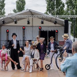 Une journée de fête pour les Seniors avec déjeuner festif abrité, spectacles et musique, dans une ambiance de guinguette conviviale et champêtre!