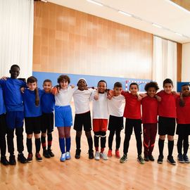 Le service des Sports de la Ville organisait cette semaine un tournoi de football autour de l’Égalité et de la Fraternité. L’occasion pour les enfants de tester leurs aptitudes sportives et leurs valeurs républicaines. [Photos Lucile Cubin]