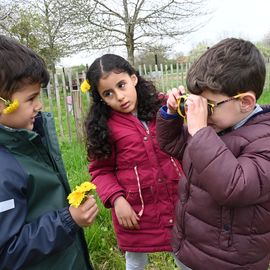 Zoom sur 3 activités enfance et jeunesse:▪️ Surf à Paris▪️ Initiation au pilotage de drones▪️ Sortie à la Ferme Pédagogique[Photos Alex Bonnemaison / Anja Simonet / Xiwen Wang]