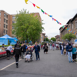 Samedi 17 mai, l’Hôpital Paul Brousse proposait un moment festif ouvert à tous : la fête de la gériatrie.L’occasion pour les patients et leurs familles de se partager un après-midi riche en rencontres et animations : parcours olympique, tir à l’arc, animation musicale, jeux en bois, maquillage, coiffure.. mais aussi buvette, brocante, tombola, stands d’artisanat et buvette ! [photos Xiwen Wang]