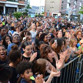 Des centaines de spectateurs massés devant la scène pour chanter avec Lisandro Cuxi, François Feldman etJoniece Jamison, danser avec le Staries Show ou applaudir le travail des musiciens et danseurs la MPT Gérard-Philipe et des Conservatoires.