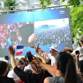 Des centaines de fans se sont réunis pour soutenir l'équipe de France en finale de la Coupe du Monde de foot et vibrer avec eux jusqu'au titre mondial !