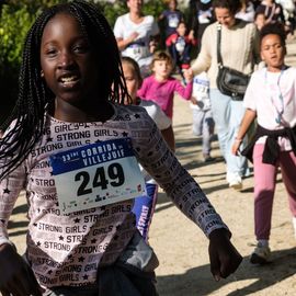 Une grande fête du sport avec près de 1500 coureur·se·s sur les 5/10km, courses jeunes et familles.Les vainqueurs des 10km ont battu le record de l'épreuve, avec la 8e meilleure performance mondiale chez les femmes!1700 euros ont été reversés à l’association Une maison au cœur de la vie, qui vient en aide aux familles dont les enfants sont hospitalisés à l’Institut Gustave-Roussy. Un grand merci aux 150 bénévoles, aux associations villejuifoises, et à tous les services de la ville.[Photos ©Anja Simonet / ©Raphaël Garnier]